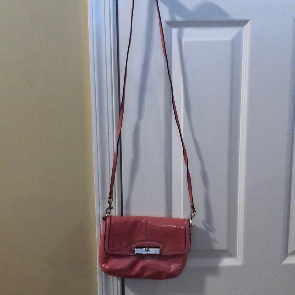 Cute Coach purse w/ detachable shoulder straps